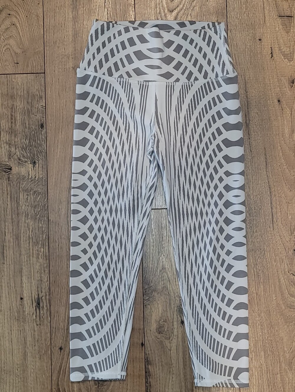 Alo Yoga Airbrush Capri – White Arches - Size Small - Retail $88 - Picture 3 of 5